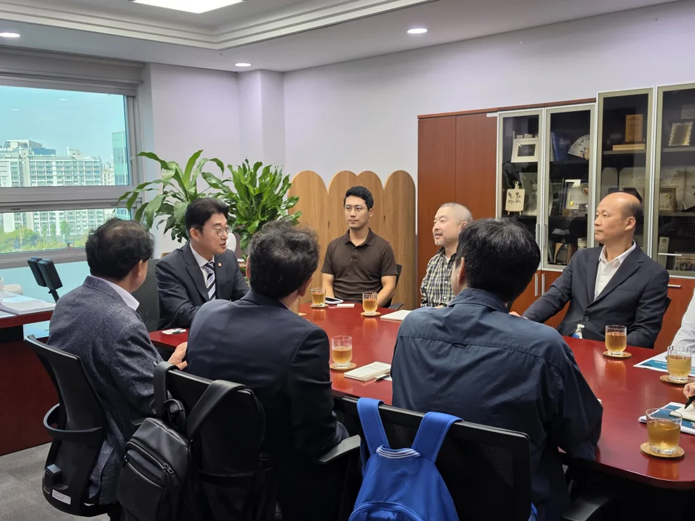 노종면 국회 문화체육관광위원회 의원과 K-콘텐츠 창작자연대의 면담 기념사진